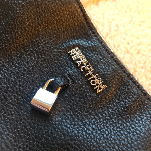 Kenneth Cole Reaction Black Crossbody Purse - Picture 2 of 4